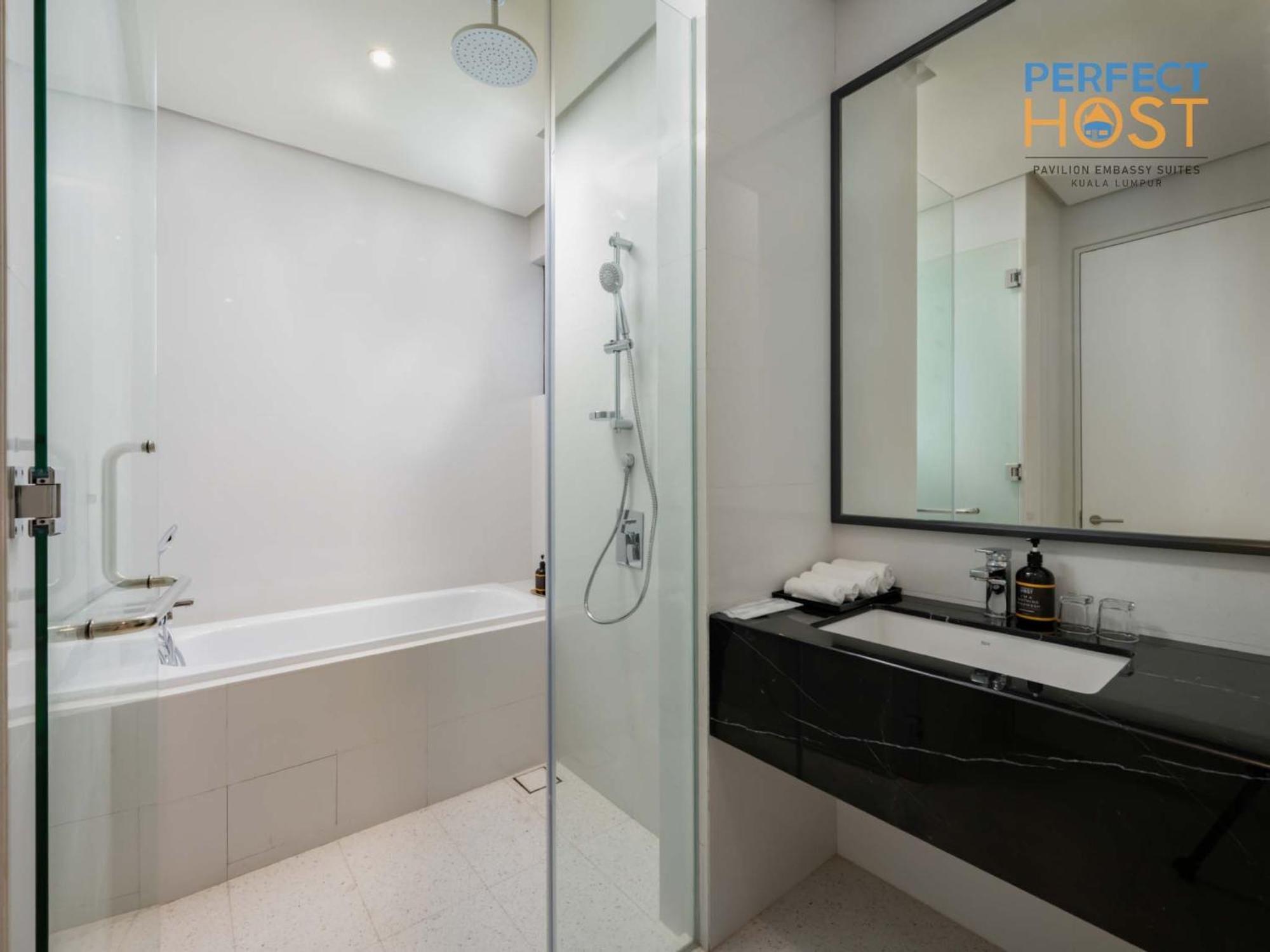 Pavilion Embassy Suites Kl By Perfect Host Kuala Lumpur Room photo